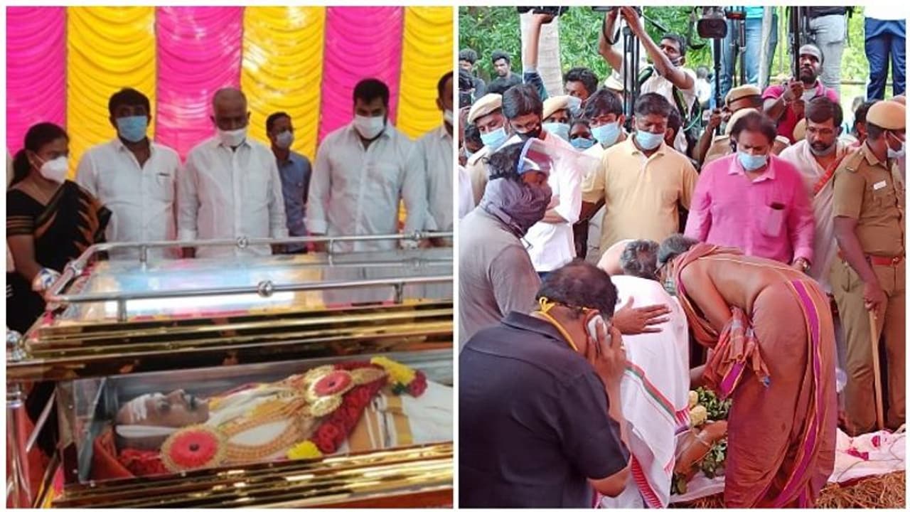 72 குண்டுகள் முழங்க அரசு மரியாதையுடன் எஸ்.பி.பி உடல் நல்லடக்கம் செய்யப்பட்டது..! 72 குண்டுகள் முழங்க அரசு மரியாதையுடன் எஸ்.பி.பி உடல் நல்லடக்கம் செய்யப்பட்டது..!