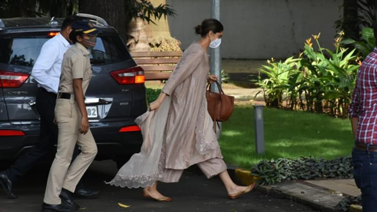 ലഹരിമരുന്ന് കേസ്: ദീപിക പദുകോണിന്റെയും സാറാ അലിഖാന്റെയും ഫോണ് പിടിച്ചെടുത്തു ലഹരിമരുന്ന് കേസ്: ദീപിക പദുകോണിന്റെയും സാറാ അലിഖാന്റെയും ഫോണ് പിടിച്ചെടുത്തു