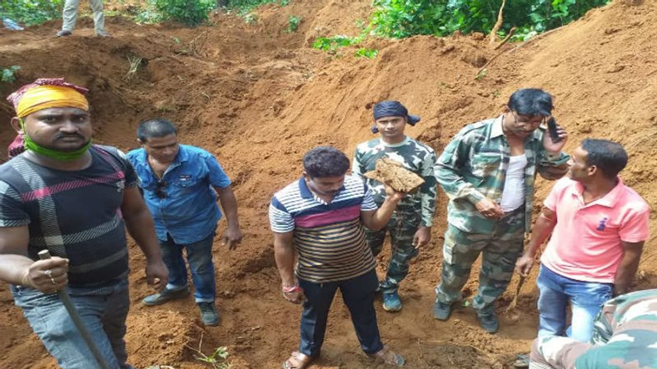 মাটি খুঁড়ে উদ্ধার বন্দুক মাইন যন্ত্রাংশ, আগ্নেয়াস্ত্রগুলি মাওবাদীদের বলে অনুমান পুলিশের মাটি খুঁড়ে উদ্ধার বন্দুক মাইন যন্ত্রাংশ, আগ্নেয়াস্ত্রগুলি মাওবাদীদের বলে অনুমান পুলিশের