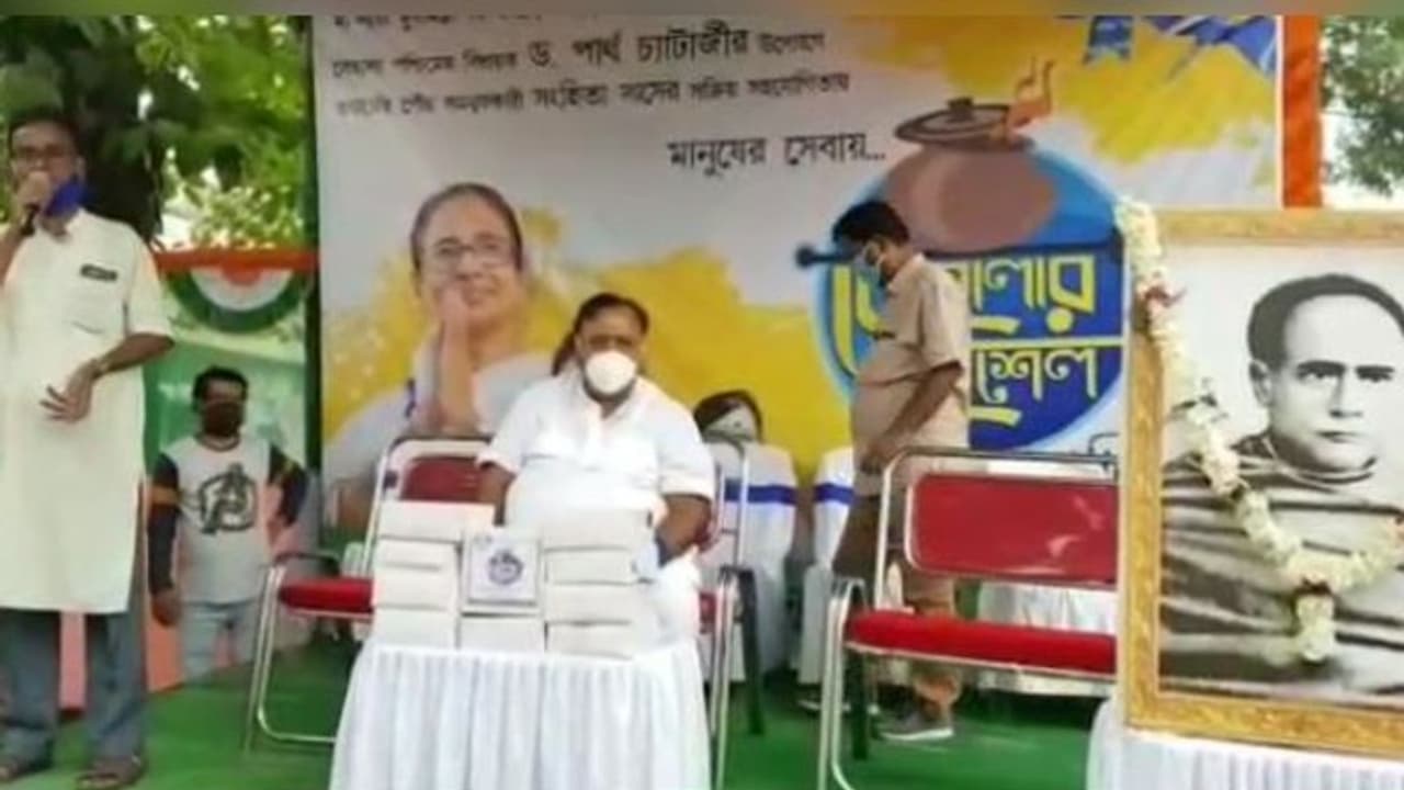 'দয়ার সাগর' র জন্মদিনে খেতে ছোওয়াতে হল টাকা, দুঃস্থদের জন্য চালু 'বেহালার হেঁশেলে' মন্ত্রী