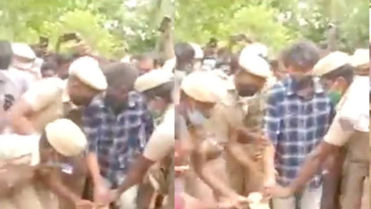 துக்க வீட்டில் தள்ளுமுள்ளு... தவறி விழுந்த ரசிகரின் காலணியை எடுத்துக்கொடுத்த விஜய்... வைரல் வீடியோ...! துக்க வீட்டில் தள்ளுமுள்ளு... தவறி விழுந்த ரசிகரின் காலணியை எடுத்துக்கொடுத்த விஜய்... வைரல் வீடியோ...!