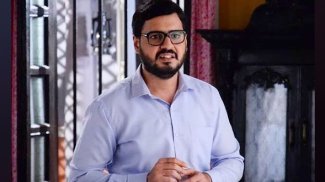 ষাটের দশকের সাজপোশাকে 'ট্যুইস্ট' করে দেখালেন নীল, 'সৌদামিনীর সংসার' র অভিনেতা হলেন ভাইরাল