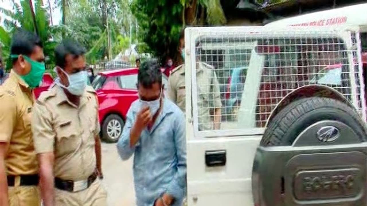 മുക്കത്ത് വയോധികയെ പീഡിപ്പിച്ച കേസ്: രക്ഷപ്പെട്ട പ്രതിയെ സാഹസികമായി പിടികൂടി മുക്കത്ത് വയോധികയെ പീഡിപ്പിച്ച കേസ്: രക്ഷപ്പെട്ട പ്രതിയെ സാഹസികമായി പിടികൂടി