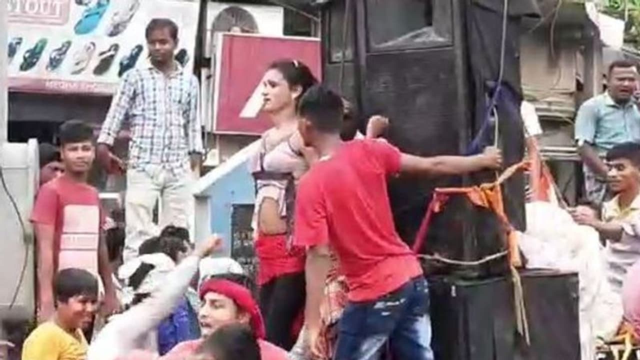 ভাঙড়ে তৃণমূলের সভায় চটুল নাচ, নেতৃত্বের সামনেই 'আইটেম ডান্স' ভাঙড়ে তৃণমূলের সভায় চটুল নাচ, নেতৃত্বের সামনেই 'আইটেম ডান্স'