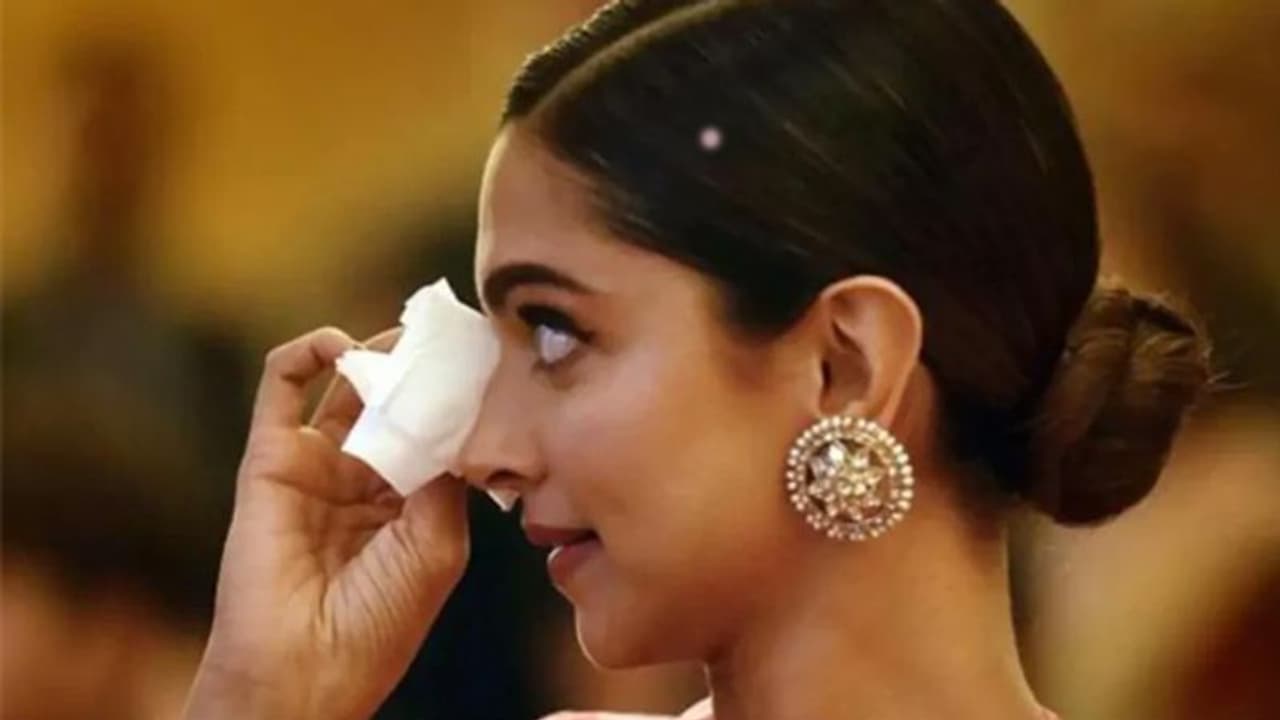 ड्रग्स केस: एनसीबी ने दीपिका श्रद्धा रकुल और सारा के फोन किए जब्त, पूछताछ में तीन बार रोईं दीपिका पादुकोण ड्रग्स केस: एनसीबी ने दीपिका श्रद्धा रकुल और सारा के फोन किए जब्त, पूछताछ में तीन बार रोईं दीपिका पादुकोण