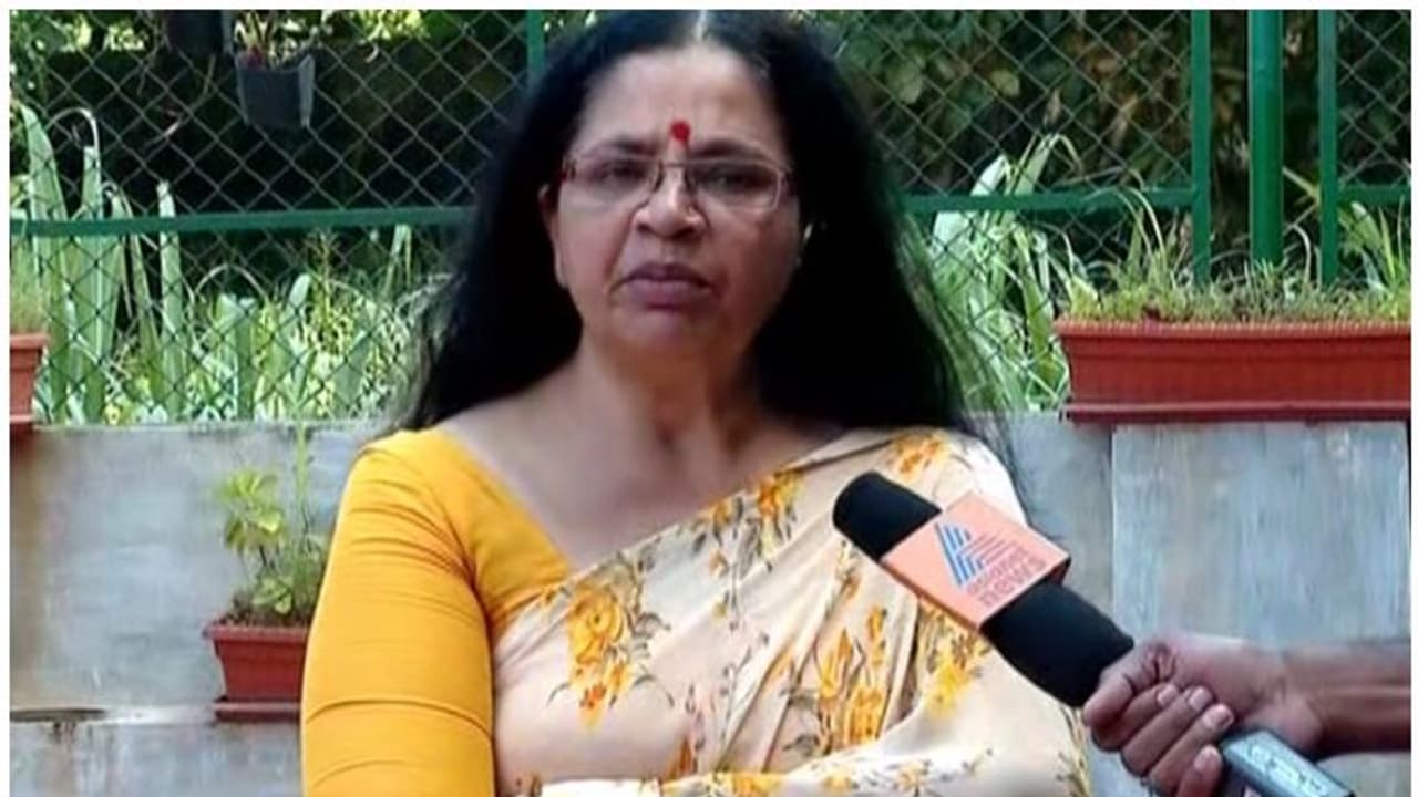 'ഭയന്ന് ആത്മഹത്യ ചെയ്യാനും കണ്ണടച്ച് ഇരിക്കാനും കഴിയില്ല', എന്തു ഭവിഷ്യത്ത് വന്നാലും നേരിടുമെന്ന് ഭാഗ്യലക്ഷ്മി 'ഭയന്ന് ആത്മഹത്യ ചെയ്യാനും കണ്ണടച്ച് ഇരിക്കാനും കഴിയില്ല', എന്തു ഭവിഷ്യത്ത് വന്നാലും നേരിടുമെന്ന് ഭാഗ്യലക്ഷ്മി