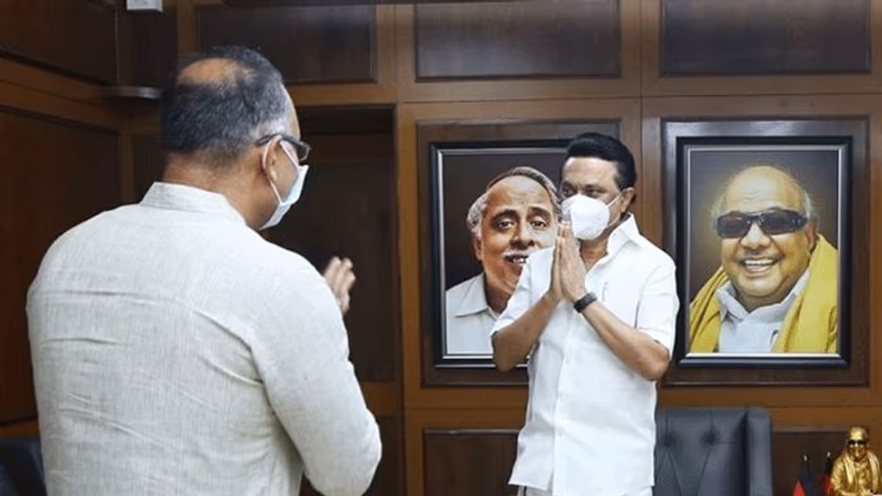 மு.க.ஸ்டாலினை சந்தித்த தினேஷ் குண்டுராவுக்கு கொரோனா... பீதியில் திமுக முக்கிய நிர்வாகிகள்..!