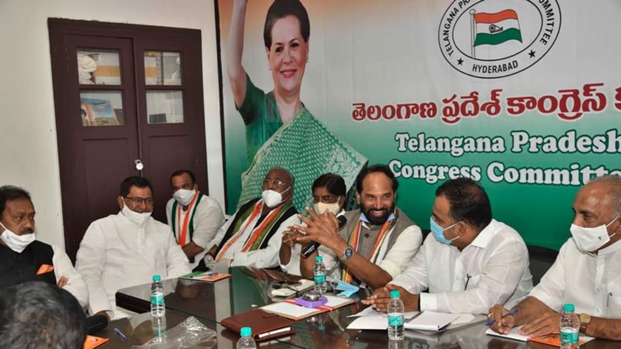 ముఖ్య నేతలతో గాంధీ భవన్ లో ఠాగూర్ భేటీ: నిరుద్యోగ సమస్యపై రేవంత్ పాదయాత్ర? ముఖ్య నేతలతో గాంధీ భవన్ లో ఠాగూర్ భేటీ: నిరుద్యోగ సమస్యపై రేవంత్ పాదయాత్ర?