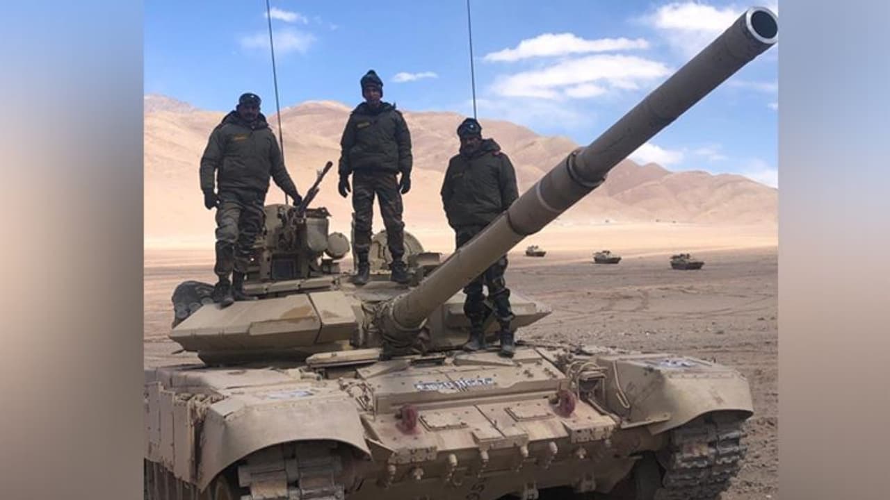 சீனப்படைகளை கருவறுக்க வெறி கொண்டு நிற்கும் கவச படைப் பிரிவு..!! மைனஸ் 40 டிகிரி குளிரிலும் குறையாத சீற்றம்.