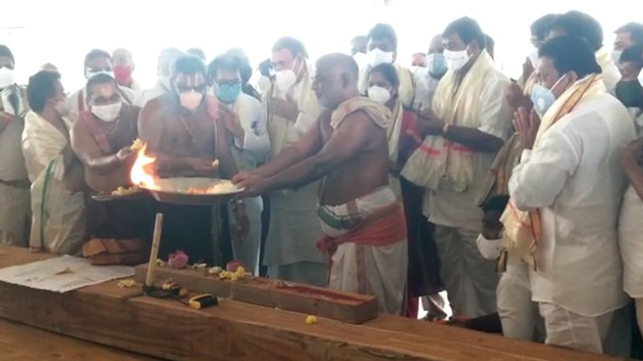 అంతర్వేది నూతన రధ నిర్మాణానికి శ్రీకారం... ప్రభుత్వంపై లోకేష్ సీరియస్ (వీడియో) అంతర్వేది నూతన రధ నిర్మాణానికి శ్రీకారం... ప్రభుత్వంపై లోకేష్ సీరియస్ (వీడియో)