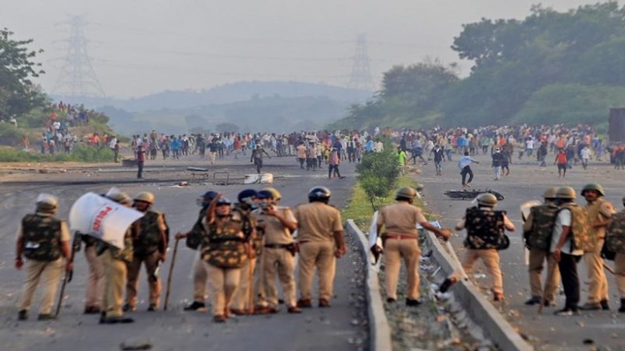 शिक्षक भर्ती में आरक्षण की मांग को लेकर राजस्थान में 4 दिन से हिंसक प्रदर्शन जारी, 3300 के खिलाफ दर्ज हुआ केस शिक्षक भर्ती में आरक्षण की मांग को लेकर राजस्थान में 4 दिन से हिंसक प्रदर्शन जारी, 3300 के खिलाफ दर्ज हुआ केस