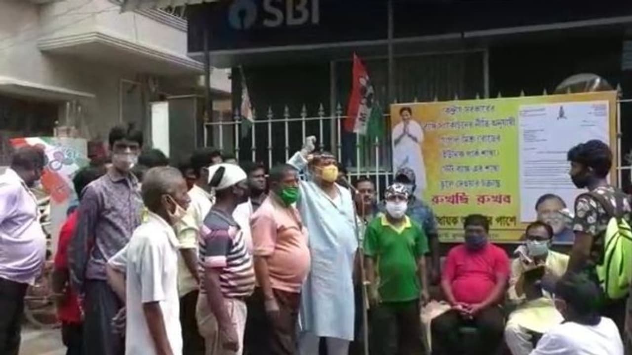 কেন্দ্রের নীতিতে স্টেট ব্য়াঙ্কের 'শাখা সঙ্কোচনে' বিক্ষোভ, গ্রাহকদের সঙ্গে গলা মেলাল তৃণমূল কেন্দ্রের নীতিতে স্টেট ব্য়াঙ্কের 'শাখা সঙ্কোচনে' বিক্ষোভ, গ্রাহকদের সঙ্গে গলা মেলাল তৃণমূল