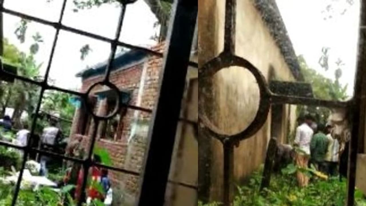 ত্রাণ না পেয়ে ক্ষোভ, দিনে দুপুরে বিডিও অফিস থেকে জিনিসপত্র লুঠ