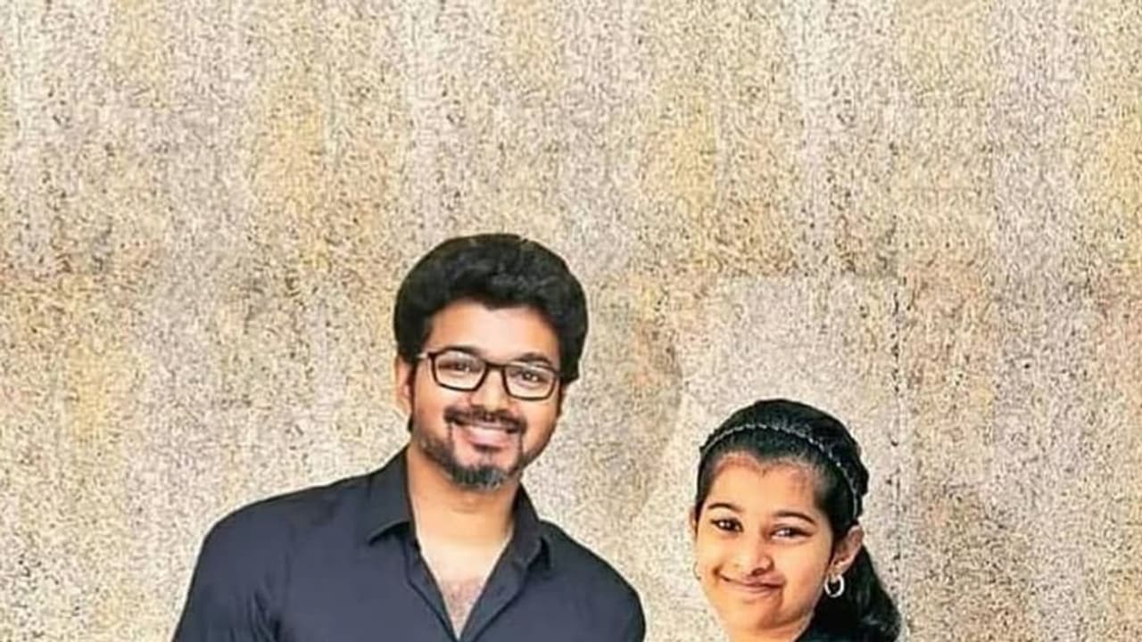<p>தளபதி விஜய் தன்னுடைய மகள் திவ்யாவுடன் எடுத்து கொண்ட புகைப்படம் </p>
<p>தளபதி விஜய் தன்னுடைய மகள் திவ்யாவுடன் எடுத்து கொண்ட புகைப்படம் </p>