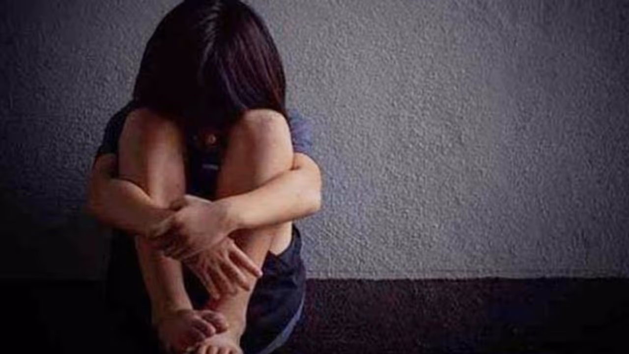 கள்ளக்காதலியின் மகள் மீது தீராத ஆசை.. குளிர்பானத்தில் தூக்க மாத்திரை கொடுத்து பலாத்காரம் செய்த காமக்கொடூரன்.!