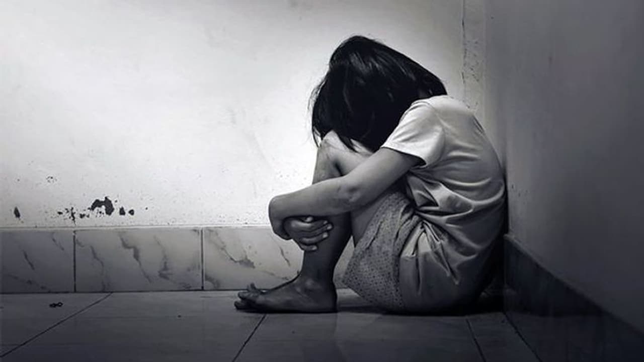 దారుణం : 8యేళ్ల చిన్నారిపై అత్యాచారం.. రూ. 5 చేతిలో పెట్టి.. బెదిరింపు.. !! దారుణం : 8యేళ్ల చిన్నారిపై అత్యాచారం.. రూ. 5 చేతిలో పెట్టి.. బెదిరింపు.. !!