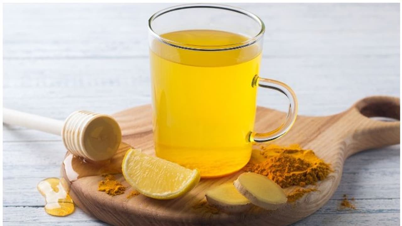 മഞ്ഞൾ ചേർത്ത വെള്ളം കുടിച്ച് ദിവസം ആരംഭിക്കാം; ആരോ​ഗ്യ ​ഗുണങ്ങൾ പലതാണ്
