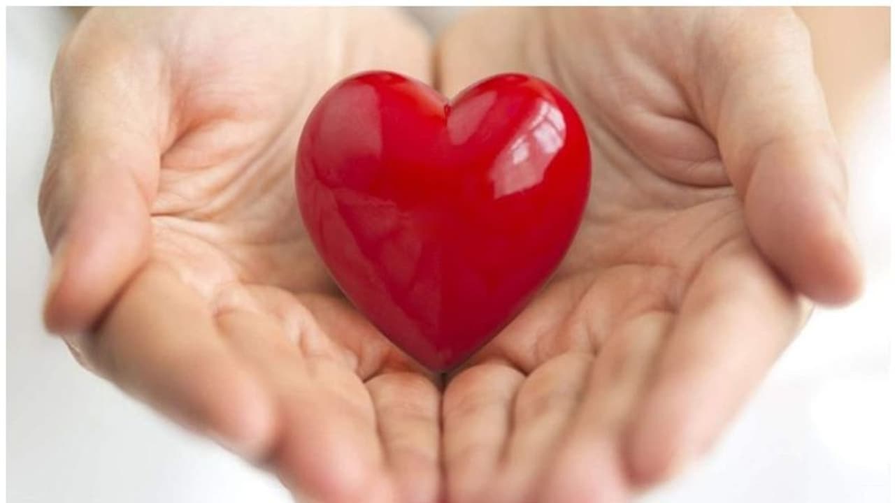 ഹൃദയത്തെ കാക്കാൻ കഴിക്കേണ്ടതും ഒഴിവാക്കേണ്ടതുമായ ഭക്ഷണങ്ങൾ ഹൃദയത്തെ കാക്കാൻ കഴിക്കേണ്ടതും ഒഴിവാക്കേണ്ടതുമായ ഭക്ഷണങ്ങൾ