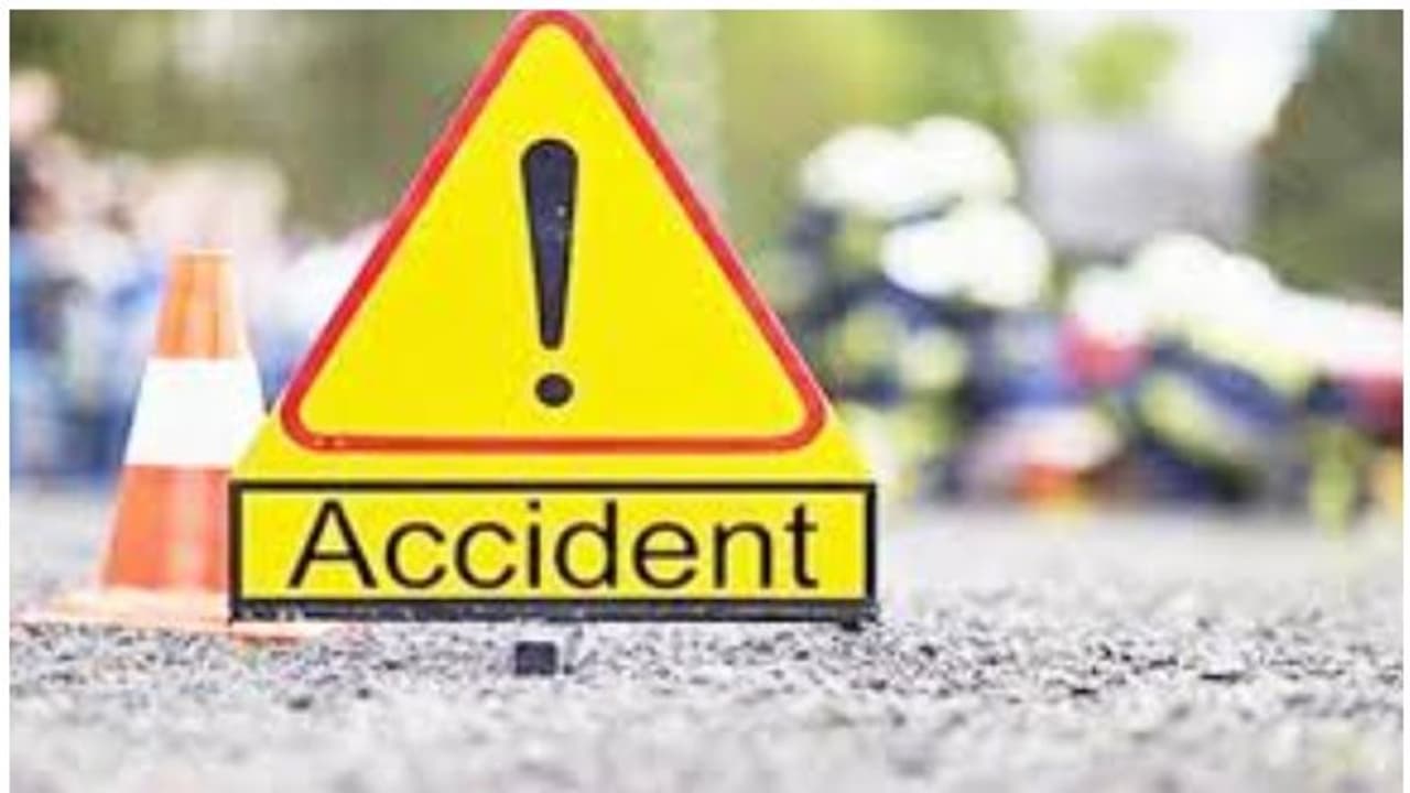 రోడ్డు దాటుతుండగా ఢీకొట్టిన కారు.. ఇద్దరు చిన్నారులు మృతి రోడ్డు దాటుతుండగా ఢీకొట్టిన కారు.. ఇద్దరు చిన్నారులు మృతి