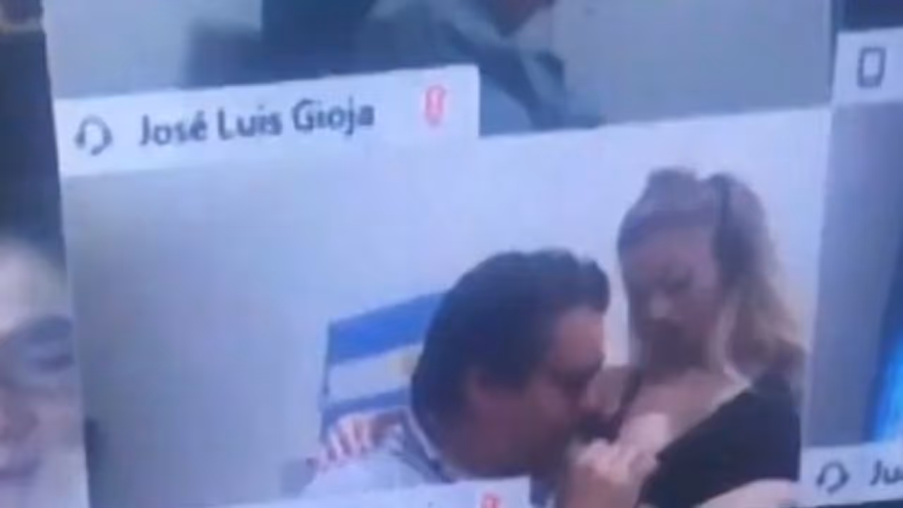 பாராளுமன்றக் கூட்டம்.. காதலின் மார்பில் முத்தமிட்ட எம்பி.. பதவி ராஜினாமா..சர்ச்சையான வீடியோ காட்சி.! பாராளுமன்றக் கூட்டம்.. காதலின் மார்பில் முத்தமிட்ட எம்பி.. பதவி ராஜினாமா..சர்ச்சையான வீடியோ காட்சி.!