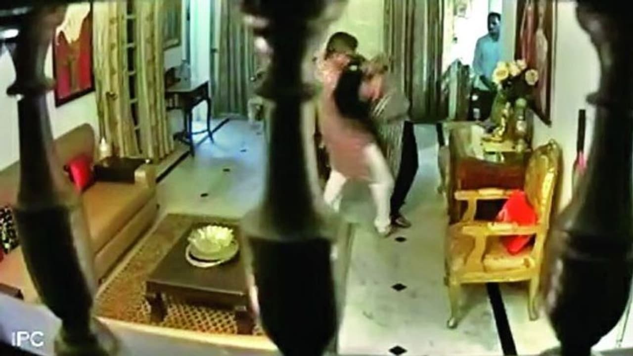 వివాహేతర సంబంధం: భార్యను చితకబాదిన పోలీస్ అధికారి వివాహేతర సంబంధం: భార్యను చితకబాదిన పోలీస్ అధికారి