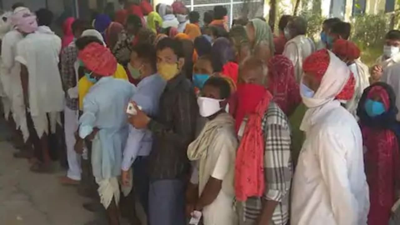राजस्थान में गांव की सरकार चुनने के लिए मतदान शुरू, किसी में नहीं कोरोना का खौफ..यूं उमड़ रही भीड़