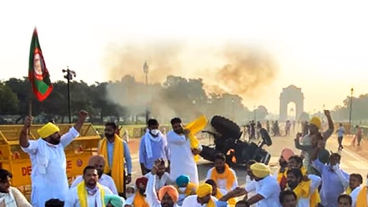 কৃষি আইনের প্রতিবাদ অব্যাহত, ইন্ডিয়া গেটের সামনে জ্বালান হল আস্ত ট্রাক্টর, দেখুন সেই ভিডিও কৃষি আইনের প্রতিবাদ অব্যাহত, ইন্ডিয়া গেটের সামনে জ্বালান হল আস্ত ট্রাক্টর, দেখুন সেই ভিডিও