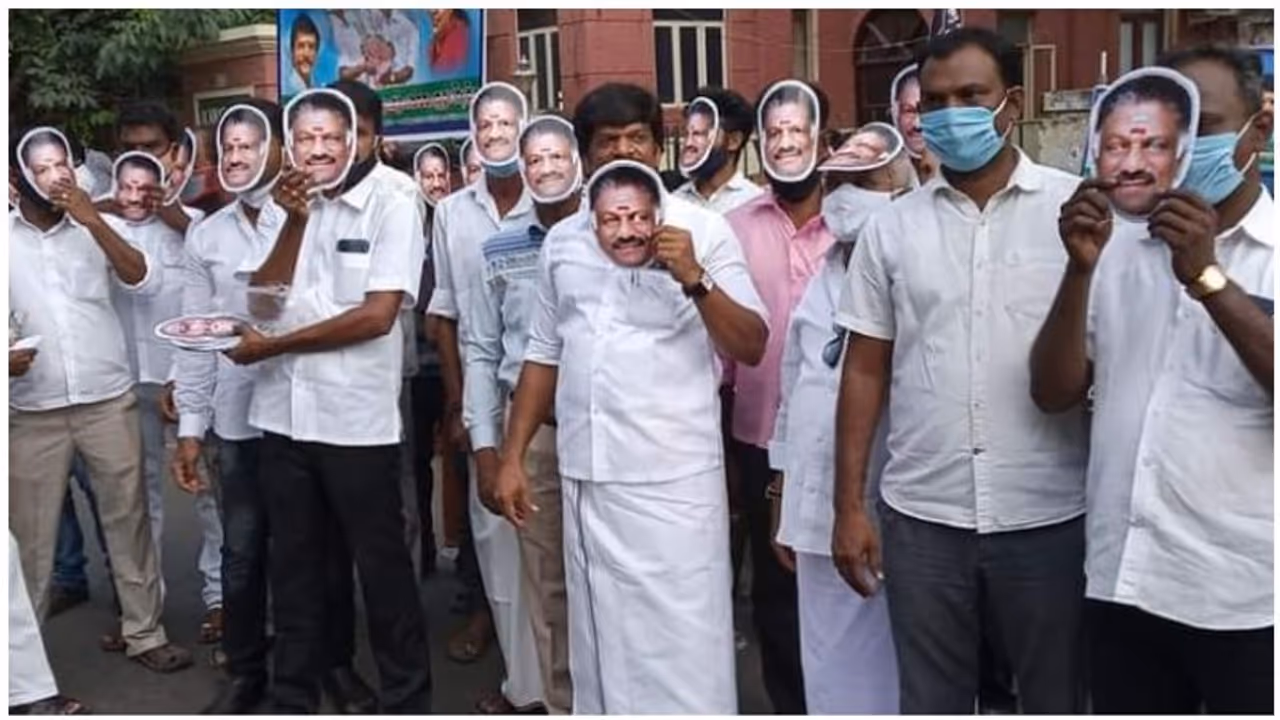 அதிமுக செயற்குழு கூட்டத்தில் மாஸ்க் போட்டு மல்லுக்கட்டு... தில்லு காட்டும் ஓ.பி.எஸ் இ.பி.எஸ் ஆதரவாளர்கள்..!