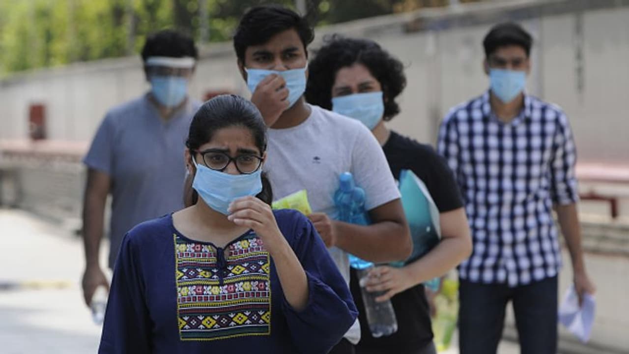 দৈনিক সংক্রমণের গড় ৮০ হাজার, করোনাভাইরাস কি বেশি প্রভাব ফেলেছে শহরে দৈনিক সংক্রমণের গড় ৮০ হাজার, করোনাভাইরাস কি বেশি প্রভাব ফেলেছে শহরে