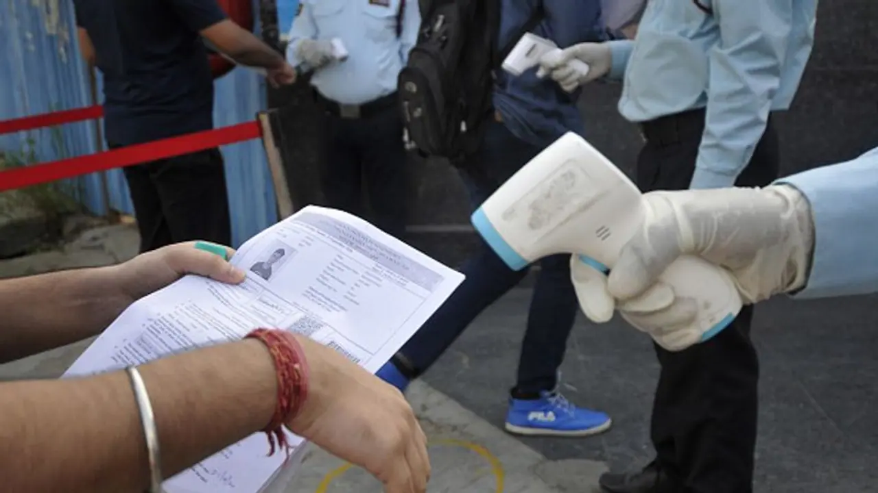 করোনাভাইরাসের 'চূড়া' থেকে এবার কি নামছে দেশ, স্বাস্থ্য মন্ত্রকের তথ্যে আশা জাগছে করোনাভাইরাসের 'চূড়া' থেকে এবার কি নামছে দেশ, স্বাস্থ্য মন্ত্রকের তথ্যে আশা জাগছে