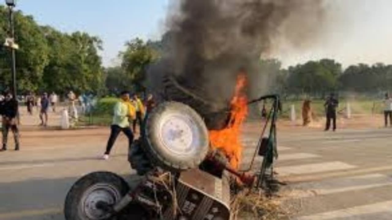 പ്രതിഷേധം കനക്കുന്നു; ദില്ലിയില് ഇന്ത്യാഗേറ്റിന് മുന്നില് ട്രാക്റ്റര് അഗ്നിക്കിരയാക്കി യൂത്ത്കോണ്ഗ്രസ് പ്രതിഷേധം കനക്കുന്നു; ദില്ലിയില് ഇന്ത്യാഗേറ്റിന് മുന്നില് ട്രാക്റ്റര് അഗ്നിക്കിരയാക്കി യൂത്ത്കോണ്ഗ്രസ്
