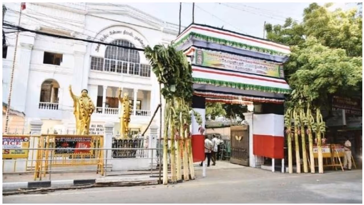 சசிகலா பற்றி யாரும் வாய்திறக்கக்கூடாது... ஓ.பி.எஸ் ஈ.பி.எஸ் மோதலுக்கு செயற்குழுவில் முற்றுப்புள்ளி..! சசிகலா பற்றி யாரும் வாய்திறக்கக்கூடாது... ஓ.பி.எஸ் ஈ.பி.எஸ் மோதலுக்கு செயற்குழுவில் முற்றுப்புள்ளி..!