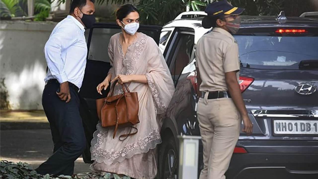 ड्रग्स कनेक्शन : NCB चीफ ने मुंबई टीम से मीटिंग की, सूत्रों के मुताबिक, 6 महीने में फाइल होगी चार्जशीट ड्रग्स कनेक्शन : NCB चीफ ने मुंबई टीम से मीटिंग की, सूत्रों के मुताबिक, 6 महीने में फाइल होगी चार्जशीट