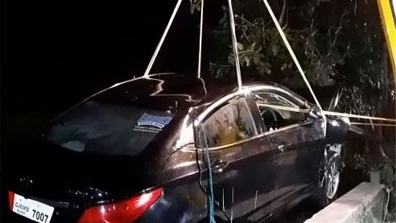 रात के अंधेरे में नहीं संभली स्टीयरिंग, कार पुल से नदी में गिरी, 4 लोग बाहर निकले, लेकिन मासूम नहीं बच पाई रात के अंधेरे में नहीं संभली स्टीयरिंग, कार पुल से नदी में गिरी, 4 लोग बाहर निकले, लेकिन मासूम नहीं बच पाई