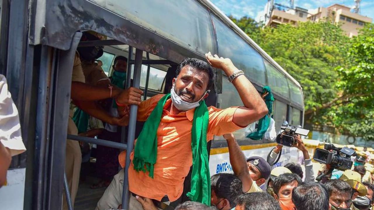 Karnataka bandh: 300 protestors detained at Town Hall Karnataka bandh: 300 protestors detained at Town Hall