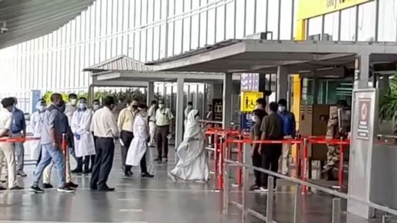 কলকাতা বিমানবন্দরে মমতা, সোমবার উত্তরবঙ্গ সফরে রওনা দিলেন মুখ্যমন্ত্রী কলকাতা বিমানবন্দরে মমতা, সোমবার উত্তরবঙ্গ সফরে রওনা দিলেন মুখ্যমন্ত্রী