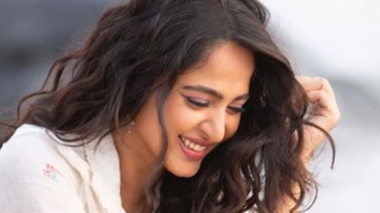 25 ఏళ్ళ కుర్రాడితో అనుష్క లవ్, ఏజ్ గ్యాపే మరి 25 ఏళ్ళ కుర్రాడితో అనుష్క లవ్, ఏజ్ గ్యాపే మరి