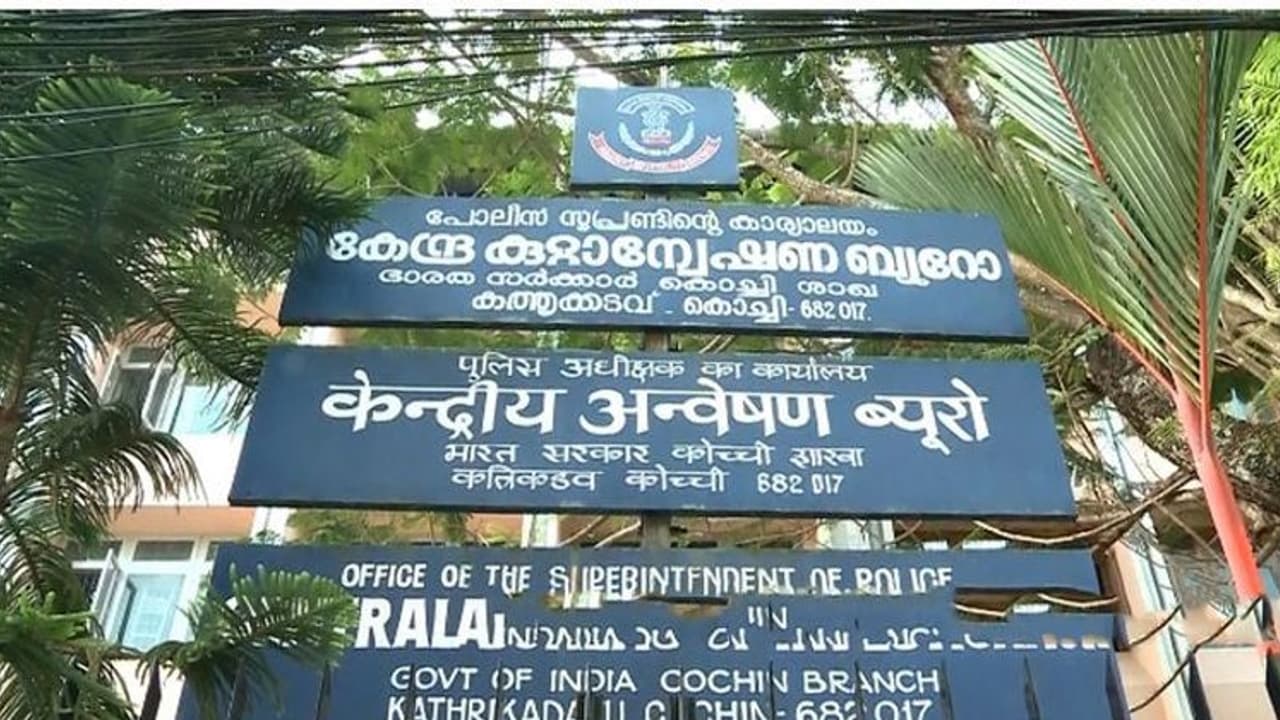 ലൈഫ് മിഷൻ ക്രമക്കേട്: യുണിടാക് എംഡി സന്തോഷ് ഈപ്പനെയും ഭാര്യയെയും സിബിഐ ചോദ്യം ചെയ്യുന്നു ലൈഫ് മിഷൻ ക്രമക്കേട്: യുണിടാക് എംഡി സന്തോഷ് ഈപ്പനെയും ഭാര്യയെയും സിബിഐ ചോദ്യം ചെയ്യുന്നു