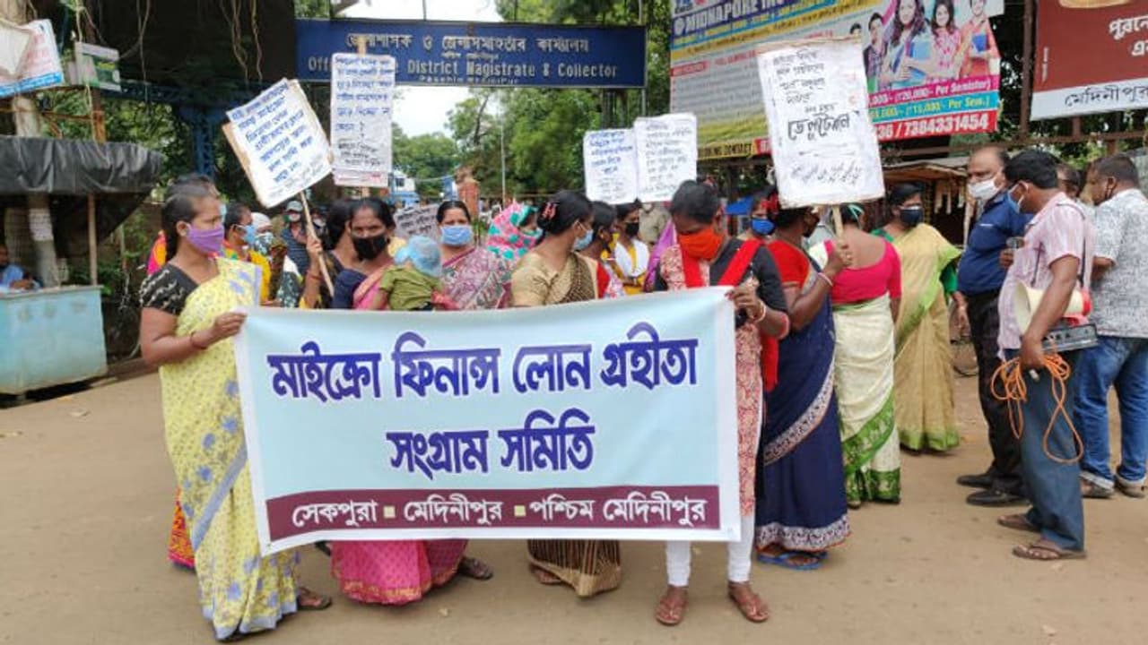 'শিল্পপতিদের ঋণ মকুব হলে, মহিলাদের কেন নয়', ঋণমুক্তির দাবিতে জেলাশাসকের দফতরে 'শিল্পপতিদের ঋণ মকুব হলে, মহিলাদের কেন নয়', ঋণমুক্তির দাবিতে জেলাশাসকের দফতরে