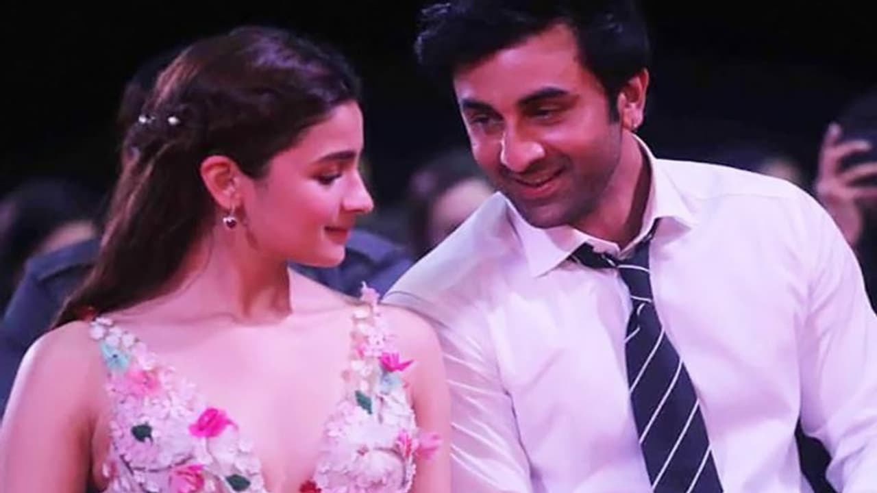 খালি গলায় ট্রাকের ওপর গান ধরলেন আলিয়া, পাশে বসে সঙ্গ দিলেন রণবীর, মুহূর্তে ভাইরাল ভিডিও খালি গলায় ট্রাকের ওপর গান ধরলেন আলিয়া, পাশে বসে সঙ্গ দিলেন রণবীর, মুহূর্তে ভাইরাল ভিডিও