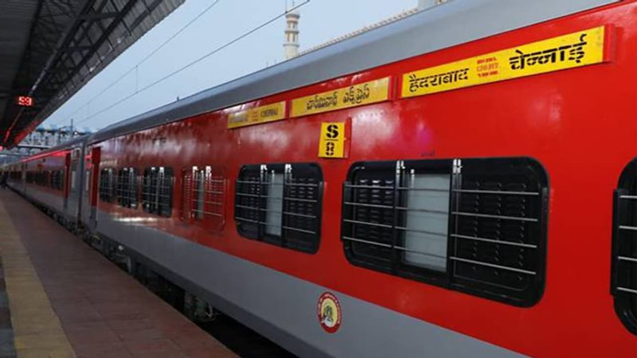 ರೈಲು ಟಿಕೆಟ್ ಬುಕ್ ಮಾಡಿದ ಮಹಿಳೆಗೆ ಹಿಂದಿಯಲ್ಲಿ ಸಂದೇಶ: ಭುಗಿಲೆದ್ದ ಭಾಷಾ ಹೇರಿಕೆ ವಿವಾದ! ರೈಲು ಟಿಕೆಟ್ ಬುಕ್ ಮಾಡಿದ ಮಹಿಳೆಗೆ ಹಿಂದಿಯಲ್ಲಿ ಸಂದೇಶ: ಭುಗಿಲೆದ್ದ ಭಾಷಾ ಹೇರಿಕೆ ವಿವಾದ!