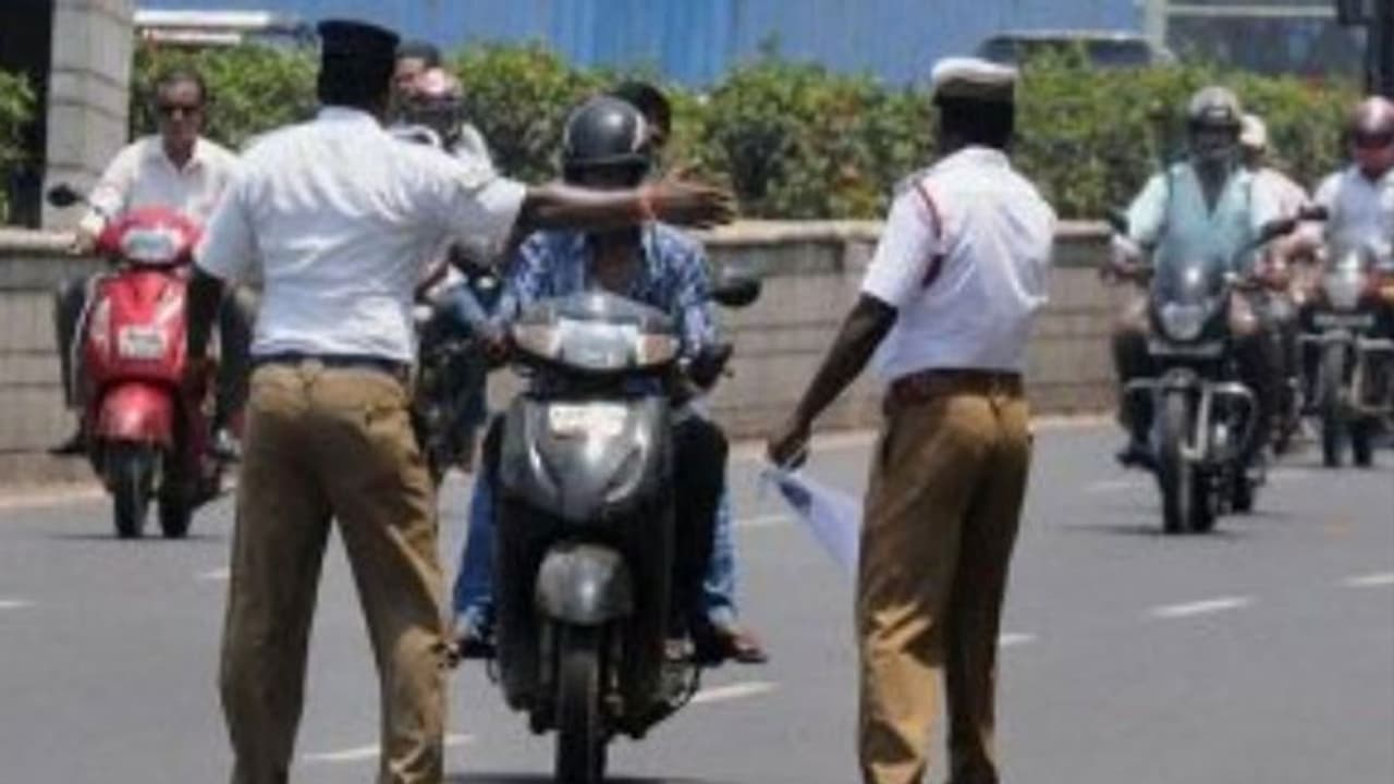 कागजात चेक करने के लिए सड़क पर नहीं रोकी जाएगी आपकी गाड़ी, 1 अक्टूबर से बदल जाएंगे ये नियम कागजात चेक करने के लिए सड़क पर नहीं रोकी जाएगी आपकी गाड़ी, 1 अक्टूबर से बदल जाएंगे ये नियम