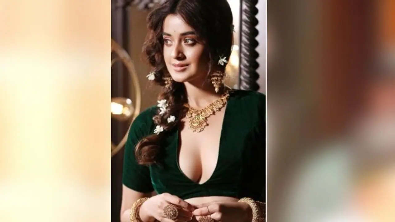 কাঁধ থেকে খুলে পড়ছে দর্শনার পোশাক, সানডে নাইটে এই লুকেই ধরা দিলেন দর্শনা কাঁধ থেকে খুলে পড়ছে দর্শনার পোশাক, সানডে নাইটে এই লুকেই ধরা দিলেন দর্শনা