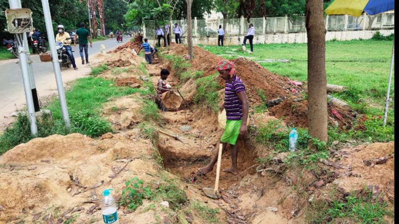 হাইকোর্ট নিযুক্ত কমিটির নির্দেশ, পুলিশি নিরাপত্তায় শুরু পৌষমেলার মাঠ ঘেরার কাজ