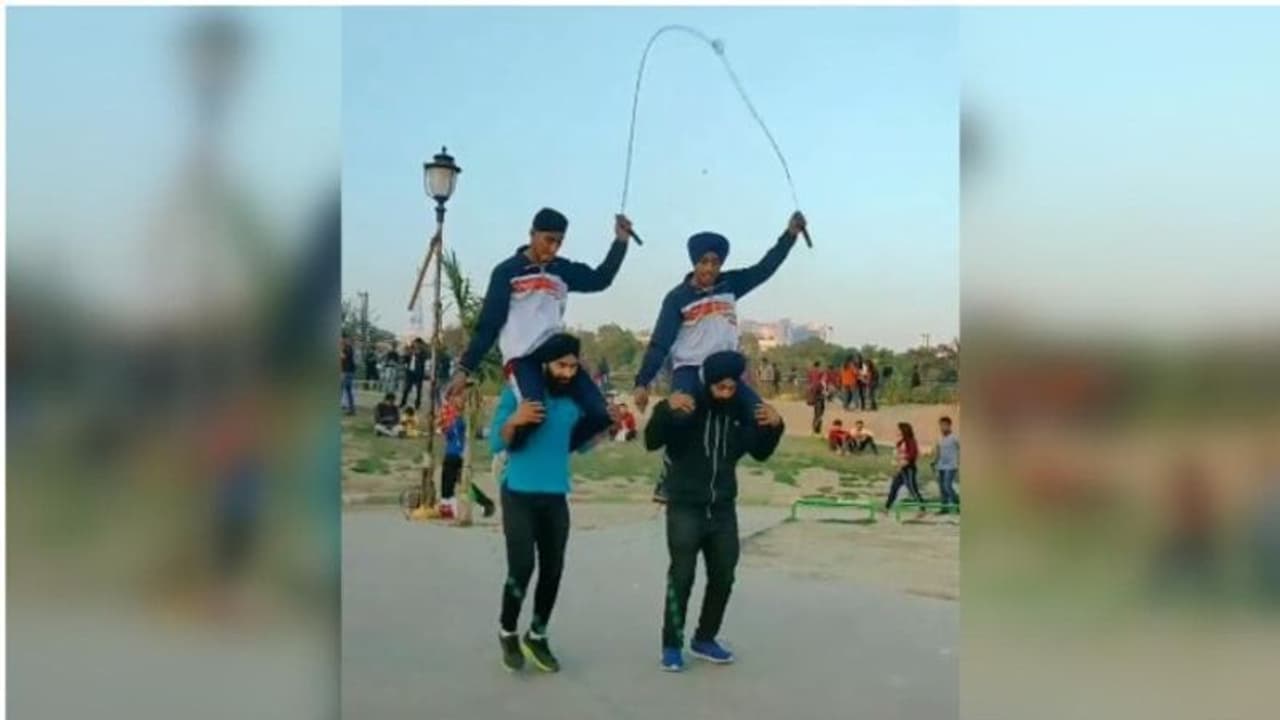 ആറ് വർഷത്തെ കഠിനാധ്വാനം; യുവാക്കളുടെ അതിശയകരമായ സ്കിപ്പിംഗ് കണ്ട് അമ്പരന്ന് സോഷ്യൽ മീഡിയ വീഡിയോ ആറ് വർഷത്തെ കഠിനാധ്വാനം; യുവാക്കളുടെ അതിശയകരമായ സ്കിപ്പിംഗ് കണ്ട് അമ്പരന്ന് സോഷ്യൽ മീഡിയ വീഡിയോ