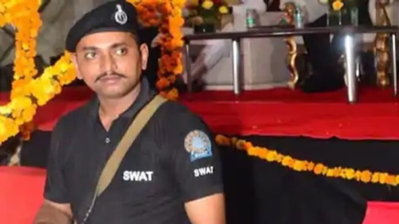 पत्नी से इतना दुखी हो गया कांस्टेबल कि उड़ा ली अपनी ही खोपड़ी, खून से लाल हो गई सिपाही की खाकी वर्दी पत्नी से इतना दुखी हो गया कांस्टेबल कि उड़ा ली अपनी ही खोपड़ी, खून से लाल हो गई सिपाही की खाकी वर्दी