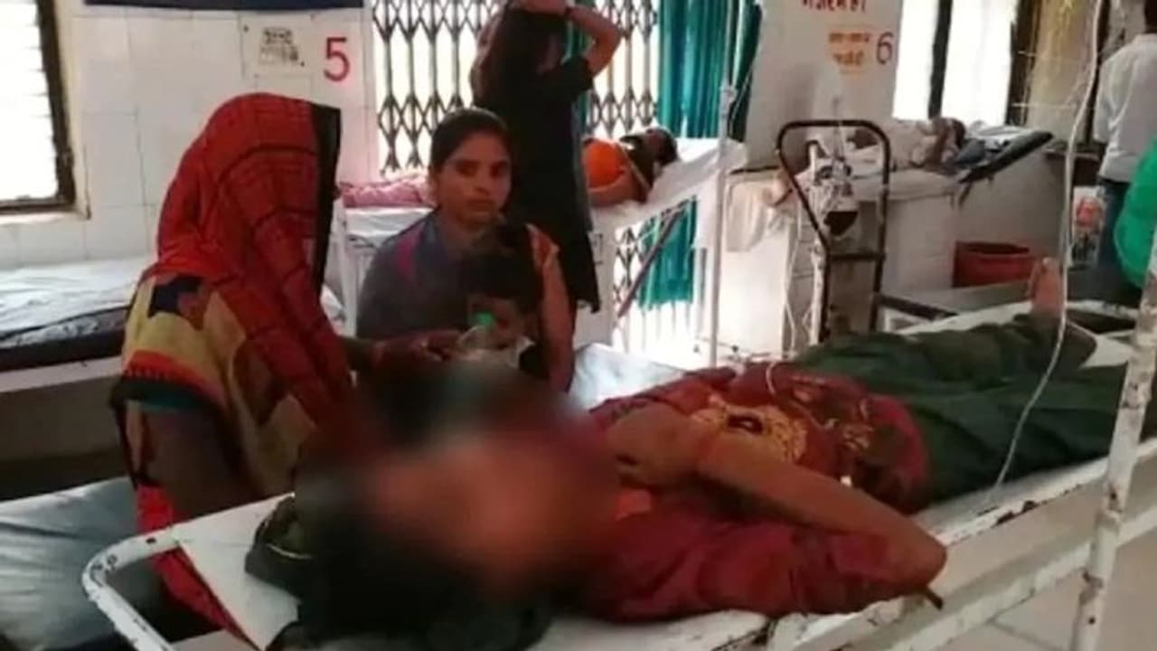 हाथरस गैंगरेप पीड़िता हारी जिंदगी की जंग, दरिंदों ने रेप के बाद जीभ काट दी थी, तोड़ दी थी रीढ़ की हड्डी हाथरस गैंगरेप पीड़िता हारी जिंदगी की जंग, दरिंदों ने रेप के बाद जीभ काट दी थी, तोड़ दी थी रीढ़ की हड्डी