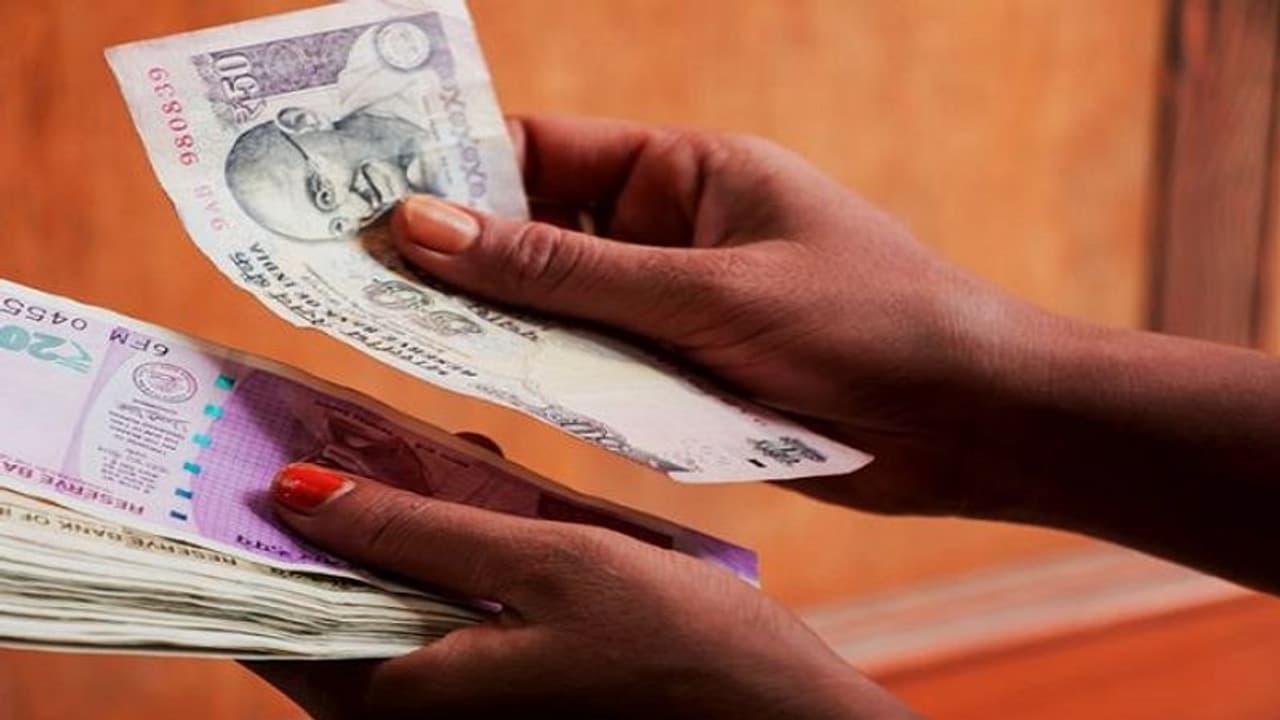 പെന്ഷന് വിതരണത്തോടൊപ്പം വോട്ടുപിടുത്തവുമെന്ന് ആക്ഷേപം പെന്ഷന് വിതരണത്തോടൊപ്പം വോട്ടുപിടുത്തവുമെന്ന് ആക്ഷേപം