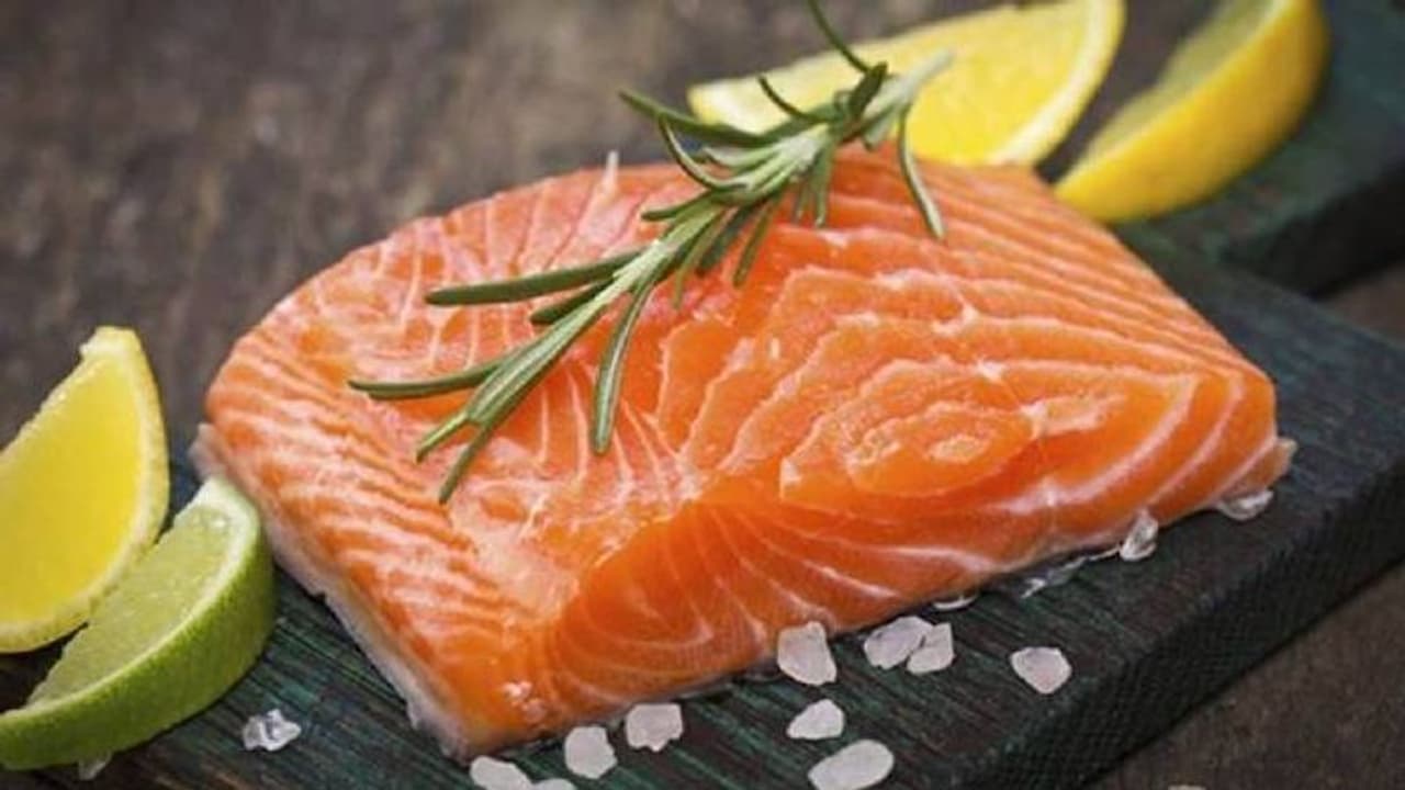 সাংবাদিক সম্মেলনেই কাঁচা মাছে কামড় দিলেন প্রাক্তন মন্ত্রী, ভাইরাল হল সেই ভিডিও সাংবাদিক সম্মেলনেই কাঁচা মাছে কামড় দিলেন প্রাক্তন মন্ত্রী, ভাইরাল হল সেই ভিডিও