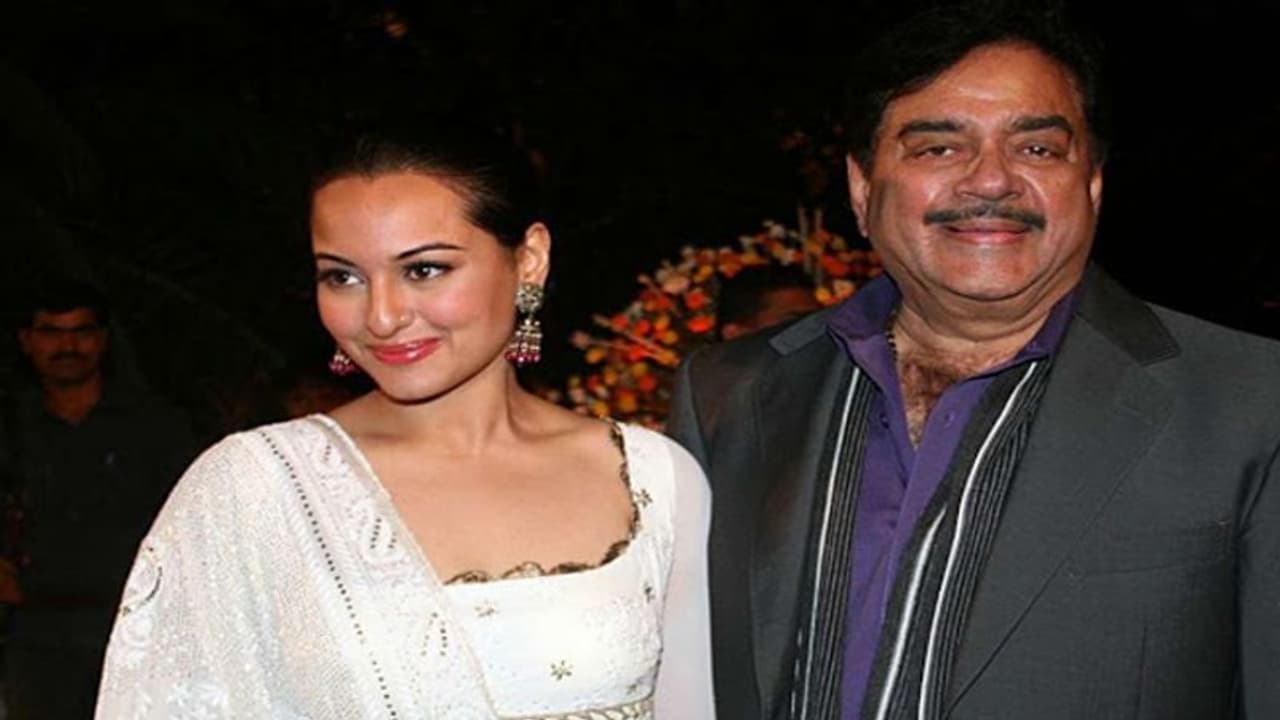 पहली बार पापा संग स्क्रीन पर नजर आएंगी सोनाक्षी सिन्हा, म्युजिक वीडियो के लिए करेंगे साथ काम पहली बार पापा संग स्क्रीन पर नजर आएंगी सोनाक्षी सिन्हा, म्युजिक वीडियो के लिए करेंगे साथ काम